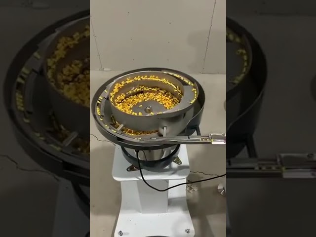 Высокоскоростной автомат для опрессовки изолированных медных наконечников с вибрационным питателем для россыпных клемм