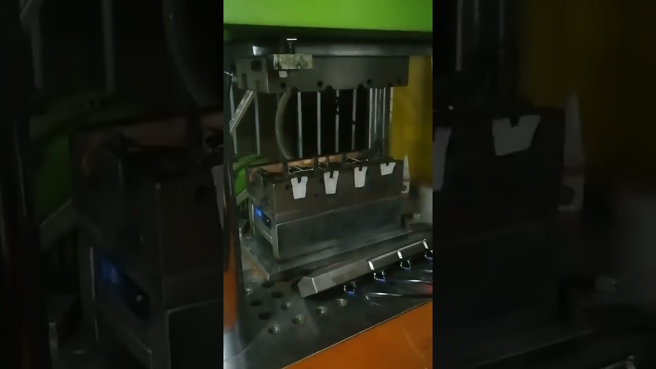 Вертикальный автомат CE для задних крышек телефонов Made in China #оборудование #автоматизация